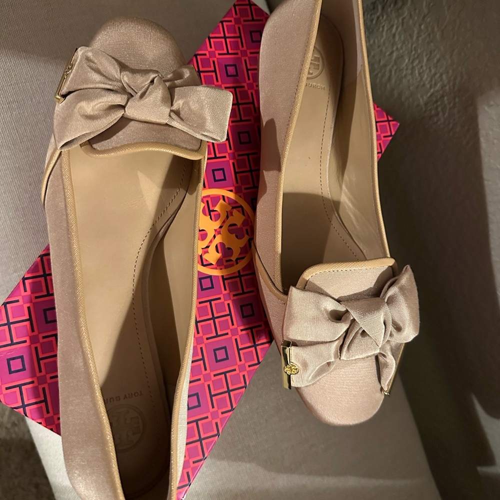 Authentic Tory Burch flats with bows - size 11. New in box!
